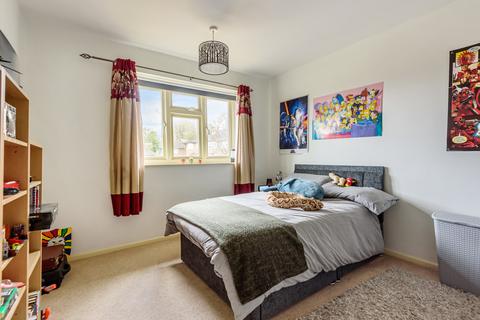 33 Beacon Close, Wrecclesham, Farnham, GU10 4PA