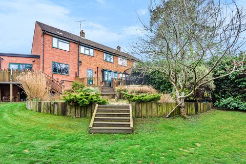 33 Beacon Close, Wrecclesham, Farnham, GU10 4PA