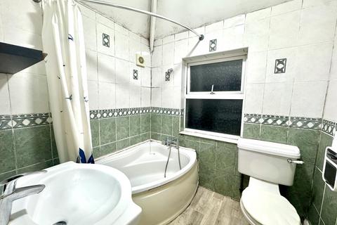 3 bedroom semi-detached house to rent, Commonwealth Avenue, Hayes, Greater London, UB3