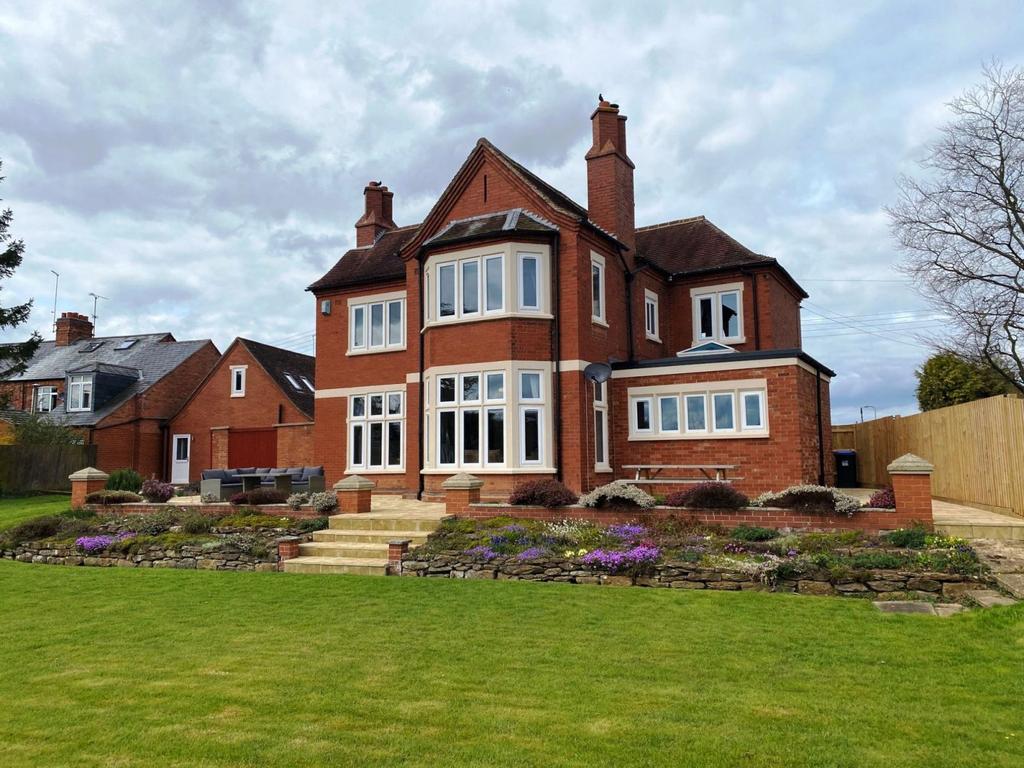 East Street, Long Buckby, Northampton NN6 7RA 4 bed detached house £