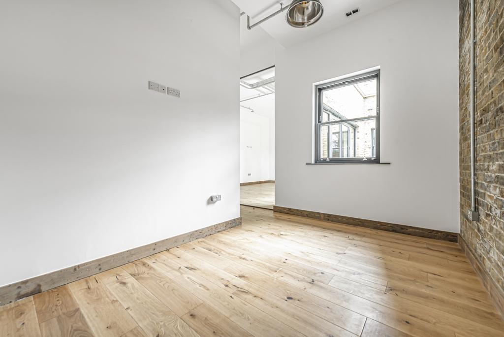 Gordon Road London SE15 2 bed flat £2,400 pcm (£554 pw)