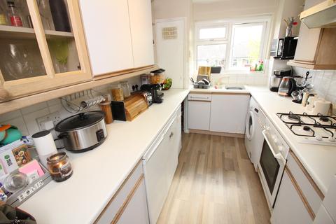 2 bedroom flat for sale - Westbourne Avenue, Cheam SM3