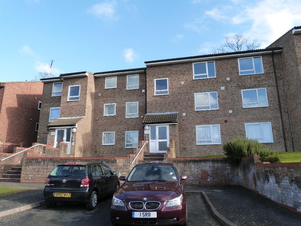 Montana Close, Sanderstead, South... 2 bed flat to rent £1,500 pcm (£