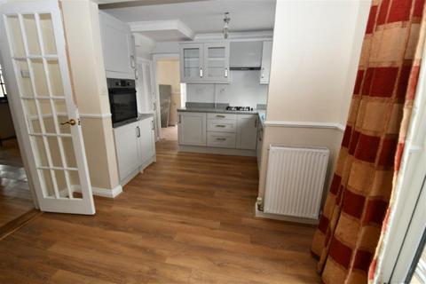 4 bedroom semi-detached house to rent, Farnham GU9