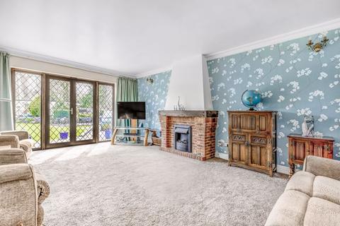 3 bedroom detached bungalow for sale - Towpath, Shepperton, TW17