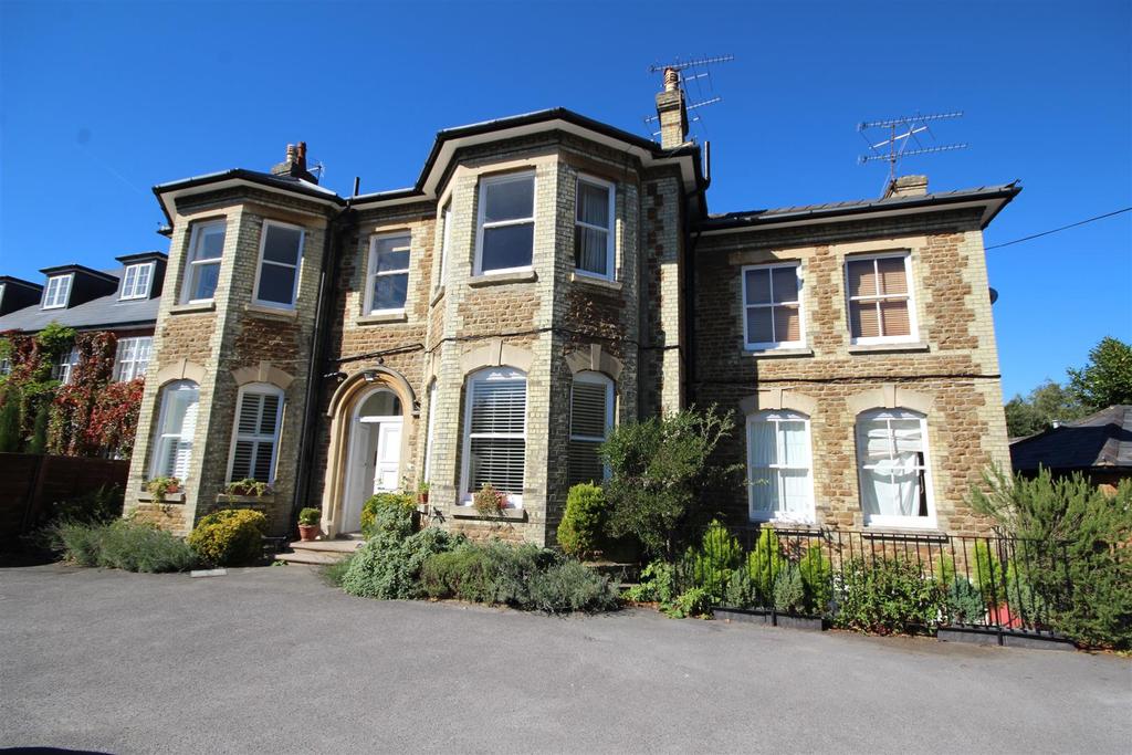 Clandon Road, Guildford 2 bed flat £1,400 pcm (£323 pw)