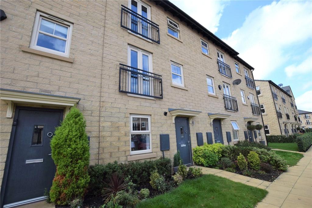 Holts Crest Way, Leeds, West Yorkshire 2 bed townhouse £1,050 pcm (£242 pw)