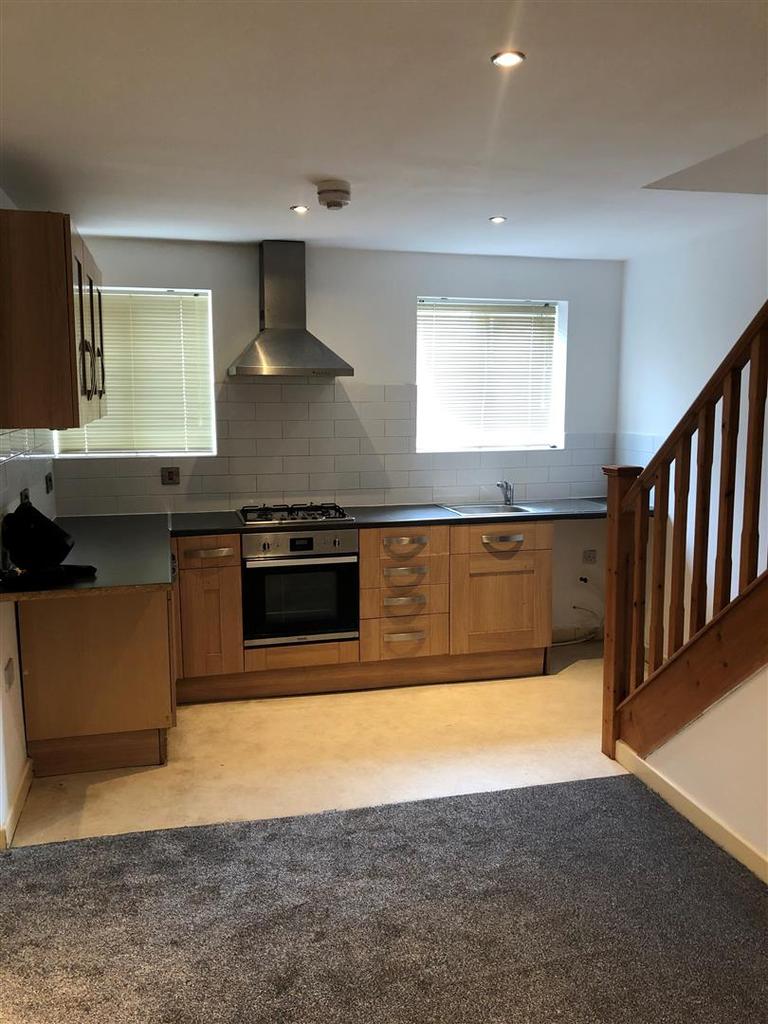 Garden Road, Brighouse 2 bed detached house £675 pcm (£156 pw)