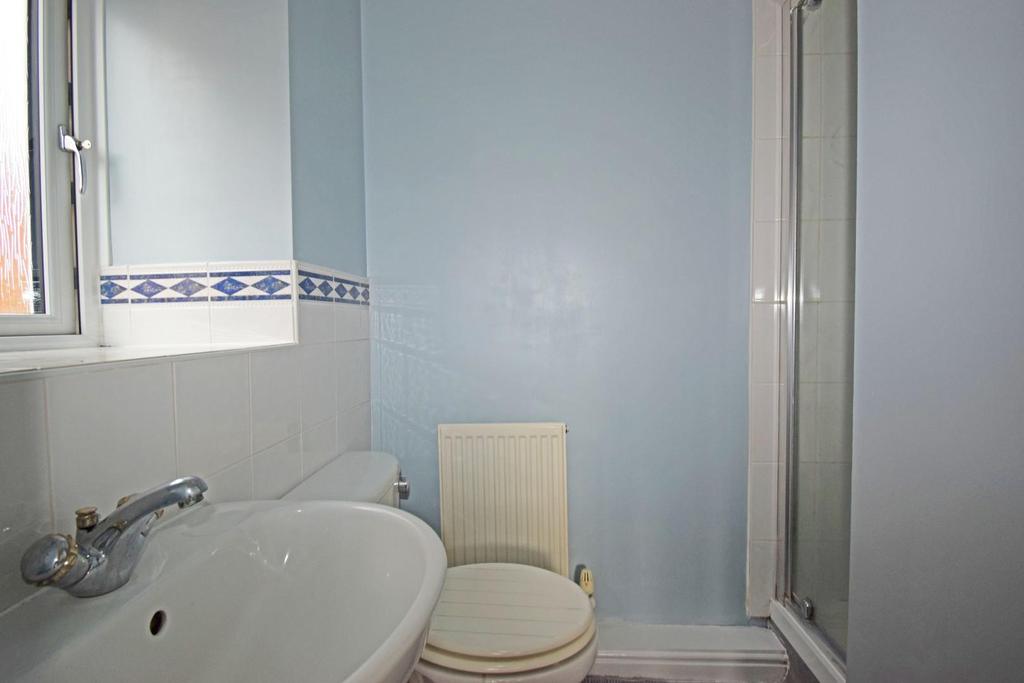 64 Appletrees Crescent, bed 1 en suite.jpg