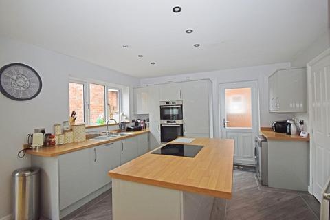 64 Appletrees Crescent, Bromsgrove, B61 0UE