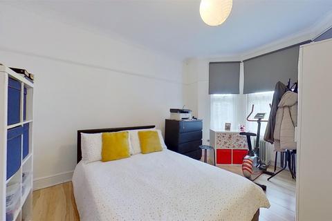 3 bedroom flat to rent, Merton Road, London