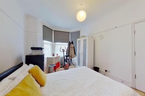 3 bedroom flat to rent, Merton Road, London
