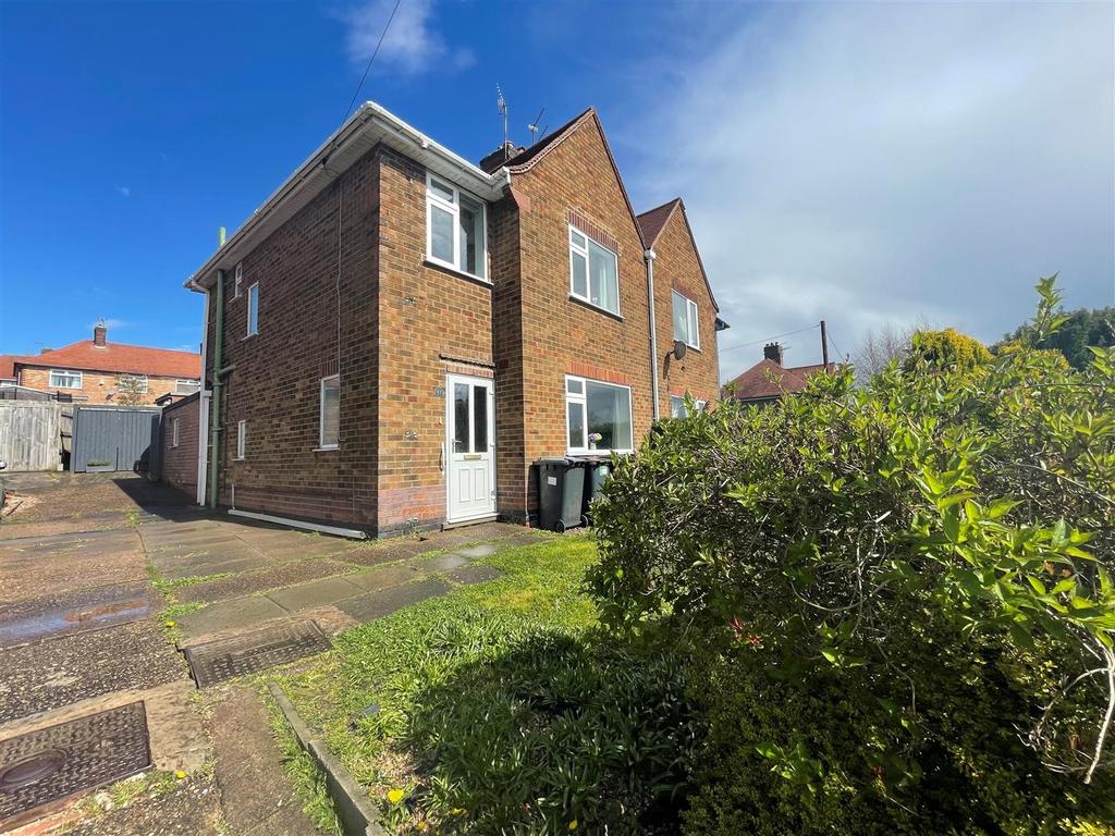 Hawthorn Crescent, Arnold 3 bed semidetached house £200,000