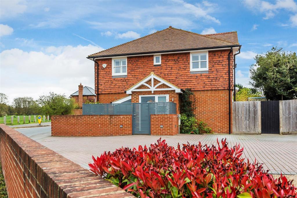 Newark Lane, Ripley, Woking 2 bed end of terrace house £585,000