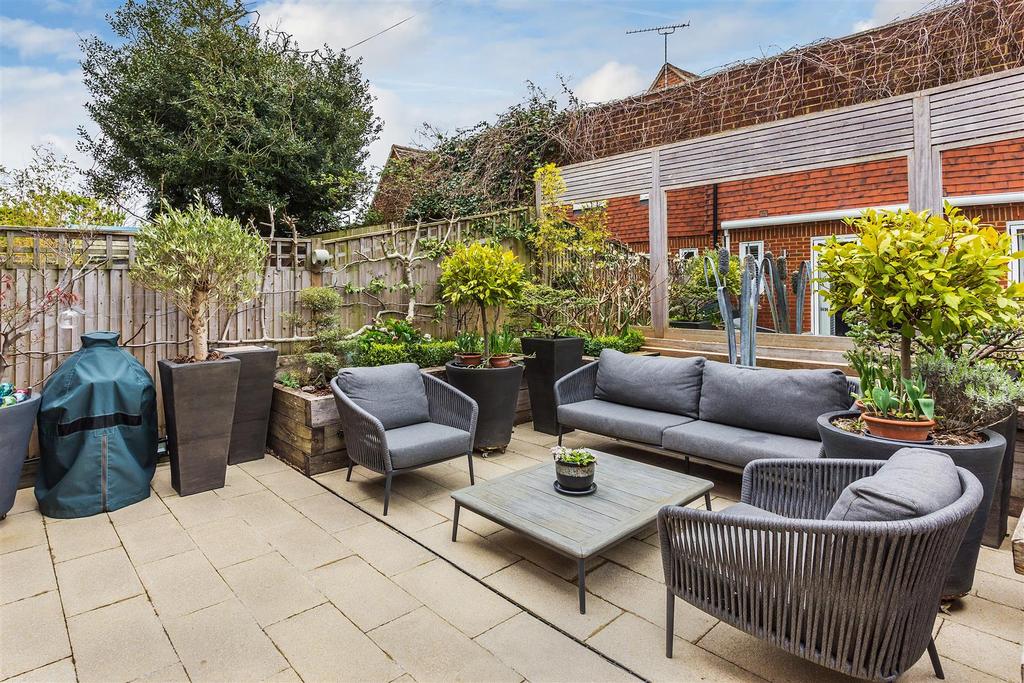 Newark Lane, Ripley, Woking 2 bed end of terrace house £585,000