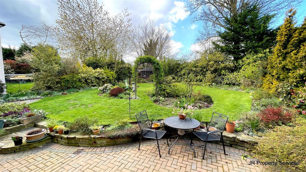Thrush Lane, Cuffley 4 bed detached house £899,995