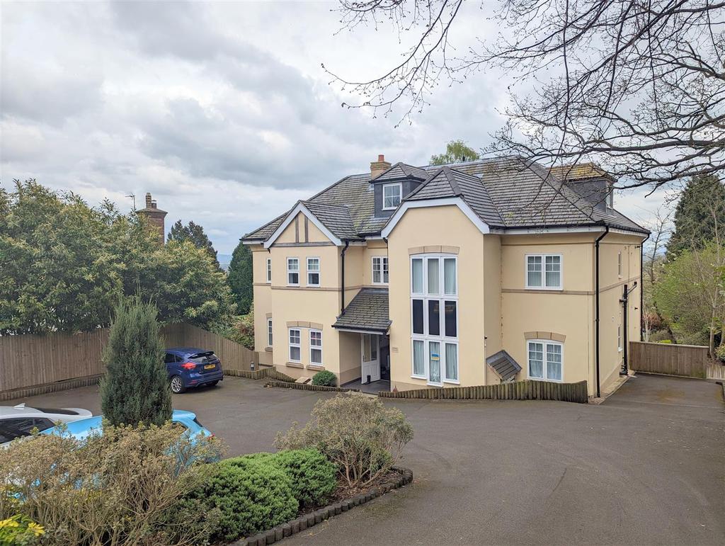 Peachfield Road, Malvern 2 bed apartment £1,000 pcm (£231 pw)