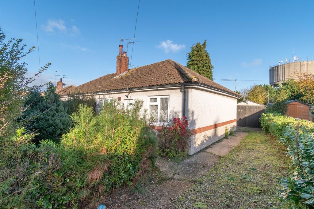 Waterfield Avenue, Fakenham, NR21 2 bed semidetached bungalow £100,000