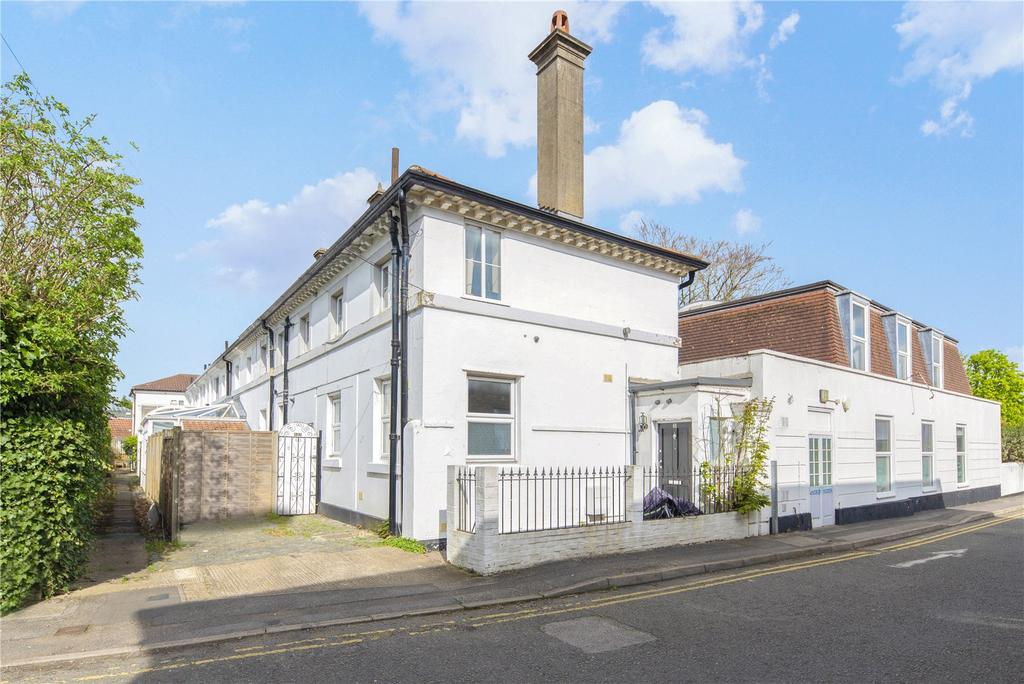 Bridge Street, WaltononThames, Surrey, KT12 2 bed apartment £1,450