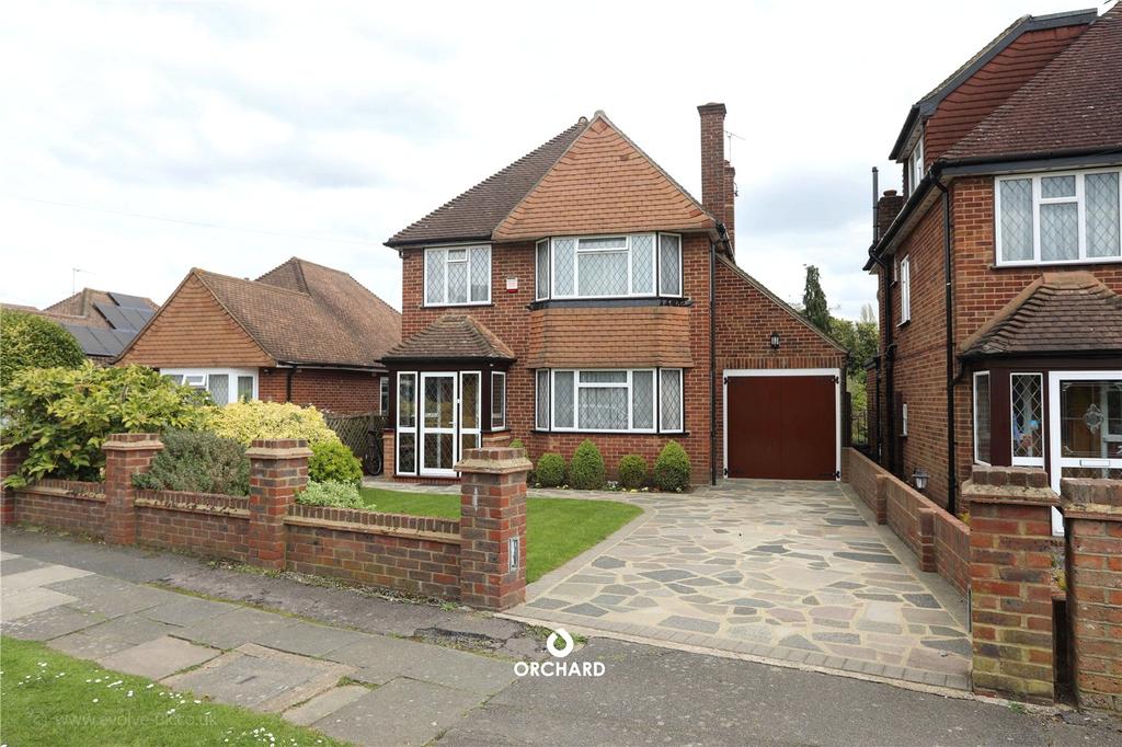 St Drive, Ickenham, UB10 3 bed detached house £900,000