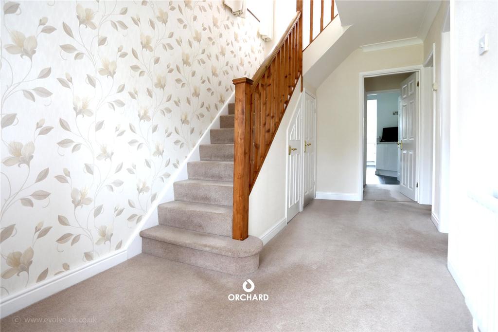 St Drive, Ickenham, UB10 3 bed detached house £900,000