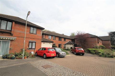 2 bedroom apartment for sale - Doultons, Octavia Way, Off Commercial Road, Staines Upon Thames