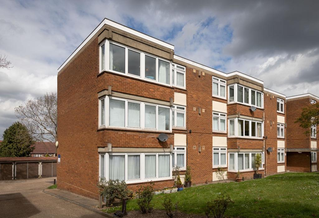 Elm Court, Love Lane, Woodford Green... 2 bed flat £300,000