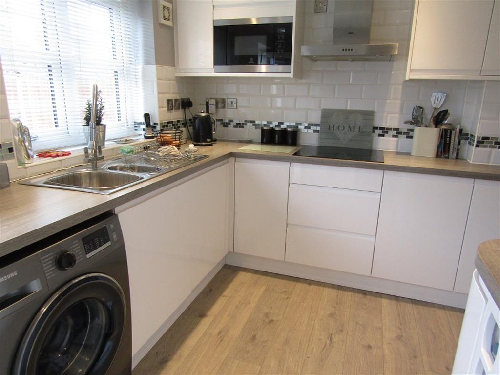 Farringdon Drive, New Rossington, Doncaster, DN11 0UU 4 bed semi