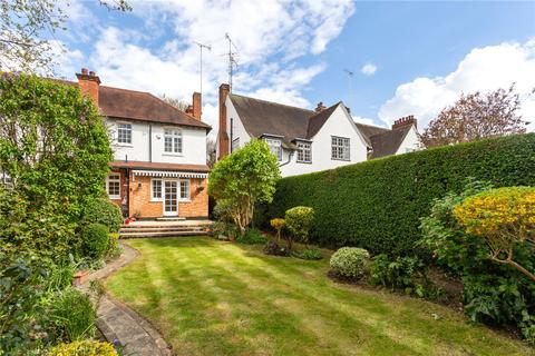 16 Winscombe Crescent, London, W5 1AZ