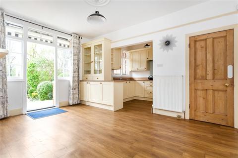 16 Winscombe Crescent, London, W5 1AZ