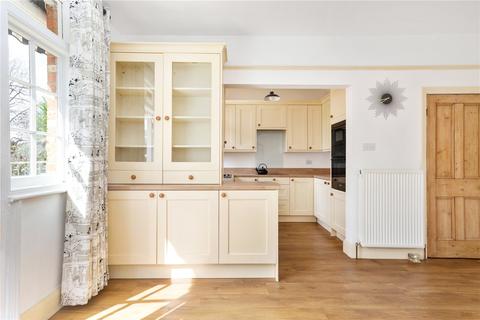 16 Winscombe Crescent, London, W5 1AZ