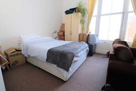 Studio to rent, Bride Street, London