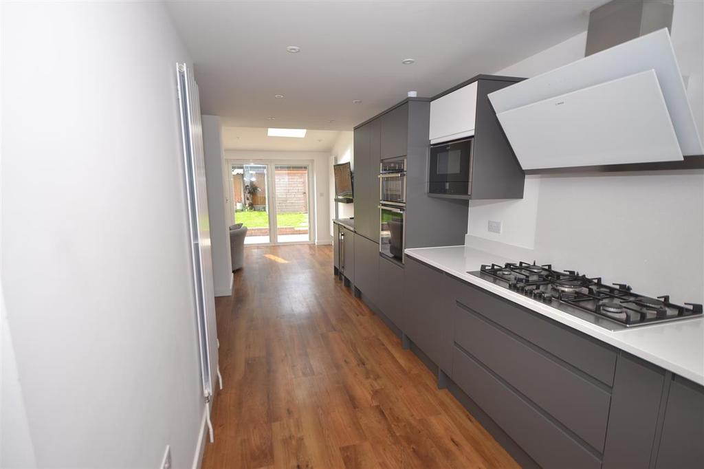 Beardsley Drive, Springfield, Chelmsford 3 bed semidetached house £450,000
