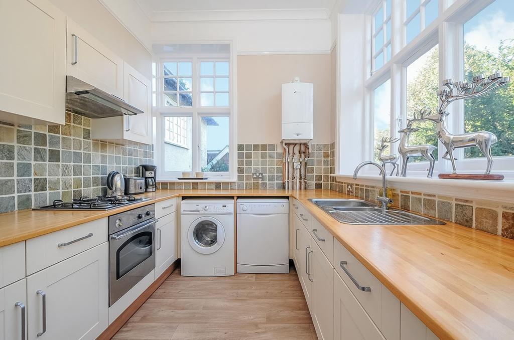 Park Hill Bickley BR1 2 bed apartment £1,500 pcm (£346 pw)