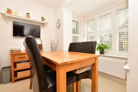 30 Oakgrove, Caterham, CR3 5WE