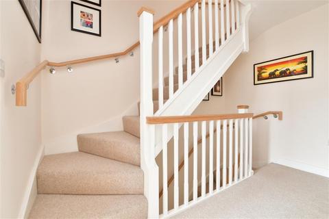 30 Oakgrove, Caterham, CR3 5WE