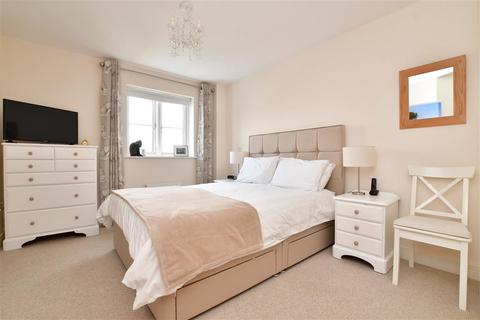 30 Oakgrove, Caterham, CR3 5WE