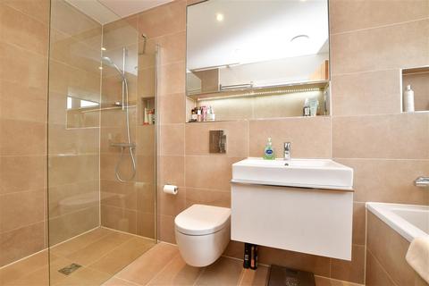 30 Oakgrove, Caterham, CR3 5WE