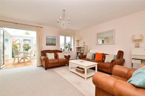 30 Oakgrove, Caterham, CR3 5WE