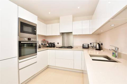 30 Oakgrove, Caterham, CR3 5WE