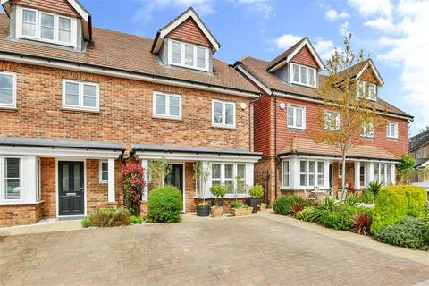 30 Oakgrove, Caterham, CR3 5WE