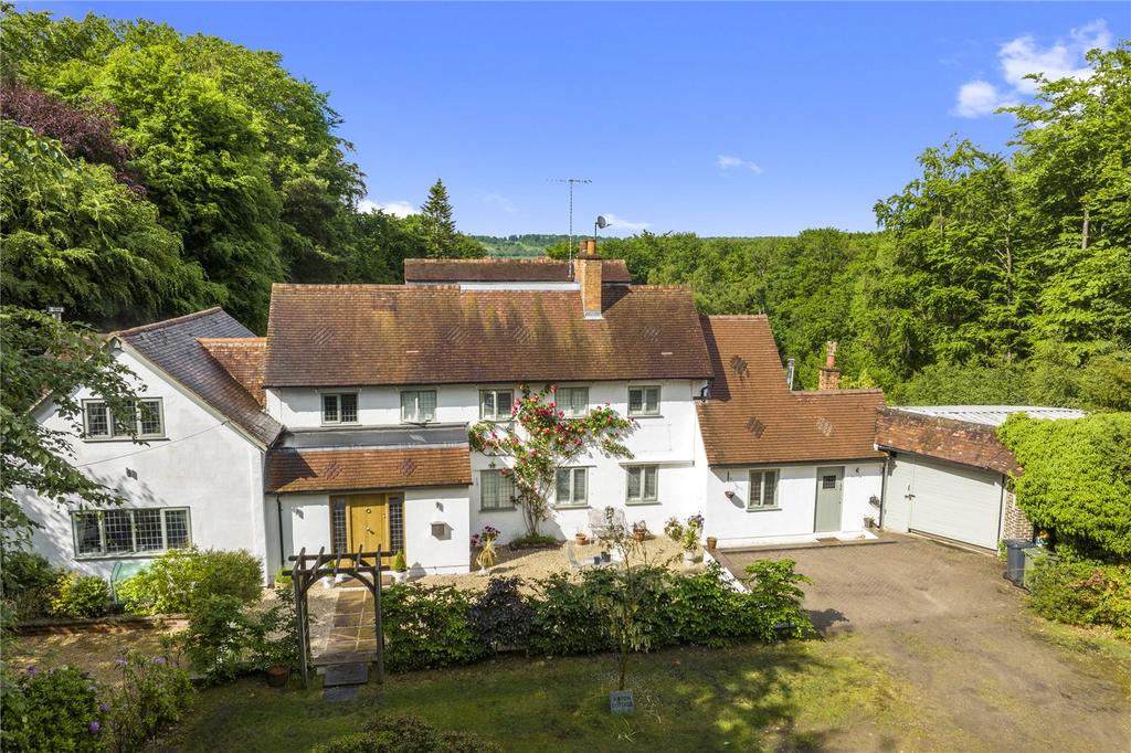 Blackheath, Guildford, Surrey, GU4 5 bed detached house for sale £