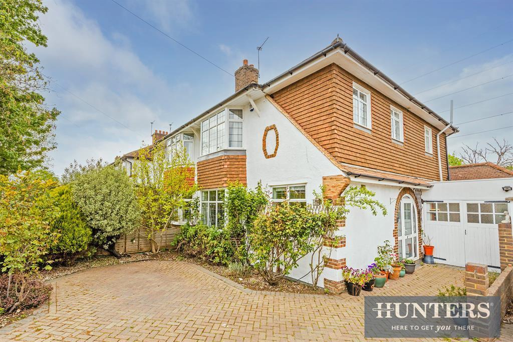Brockenhurst Avenue, Worcester Park... 4 bed semidetached house £775,000