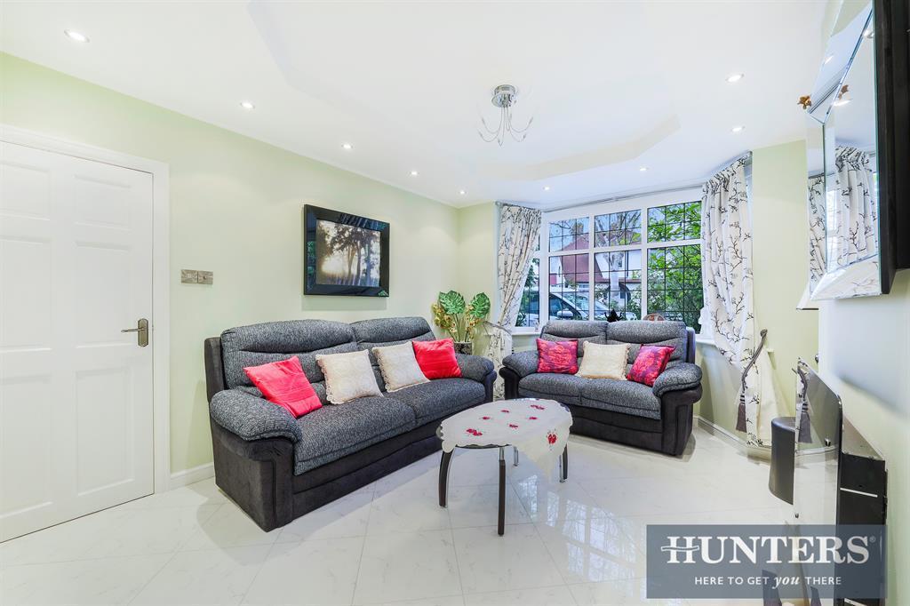 Brockenhurst Avenue, Worcester Park... 4 bed semidetached house £775,000