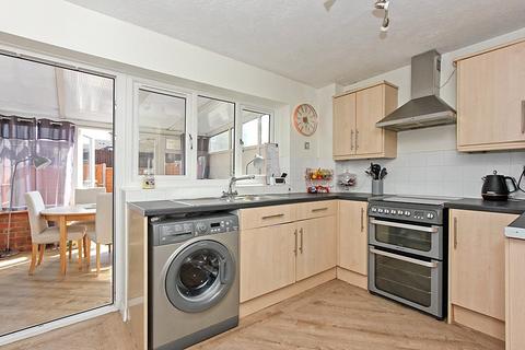 19 Yeates Drive, Kemsley, Sittingbourne, ME10 2UH