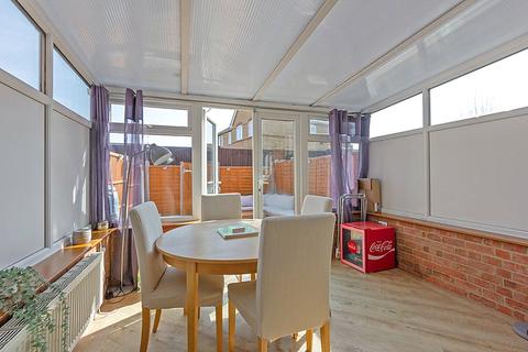 19 Yeates Drive, Kemsley, Sittingbourne, ME10 2UH