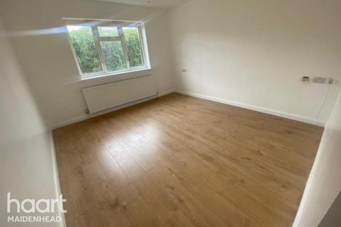 3 bedroom detached bungalow to rent, Clare Road, Maidenhead