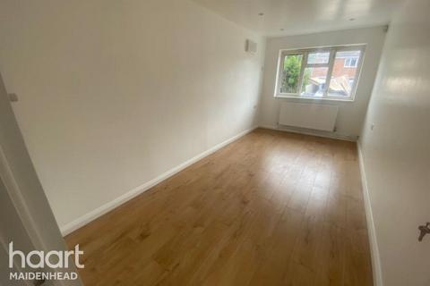 3 bedroom detached bungalow to rent, Clare Road, Maidenhead