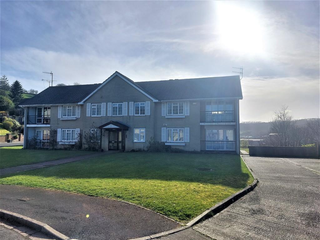 The Glade, Scarborough 2 bed ground floor flat £750 pcm (£173 pw)