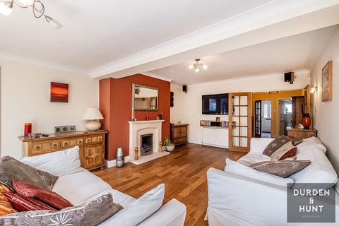5 High View Close, Loughton, IG10 4EG